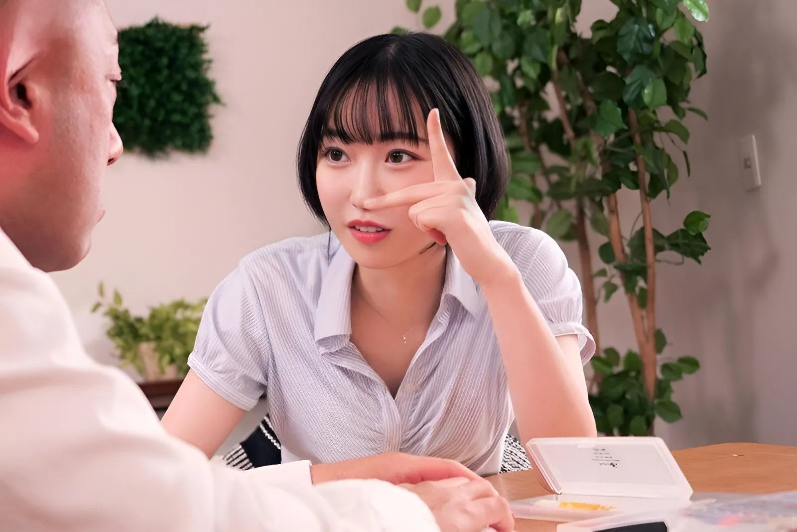 MIDV-410 La tutora de pelo corto es guapa y además sexualmente explícita.