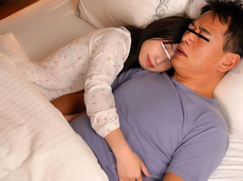 Lalaki ay galit sa kanyang asawa ngunit fucks ang stepdaughter ng kanyang asawa