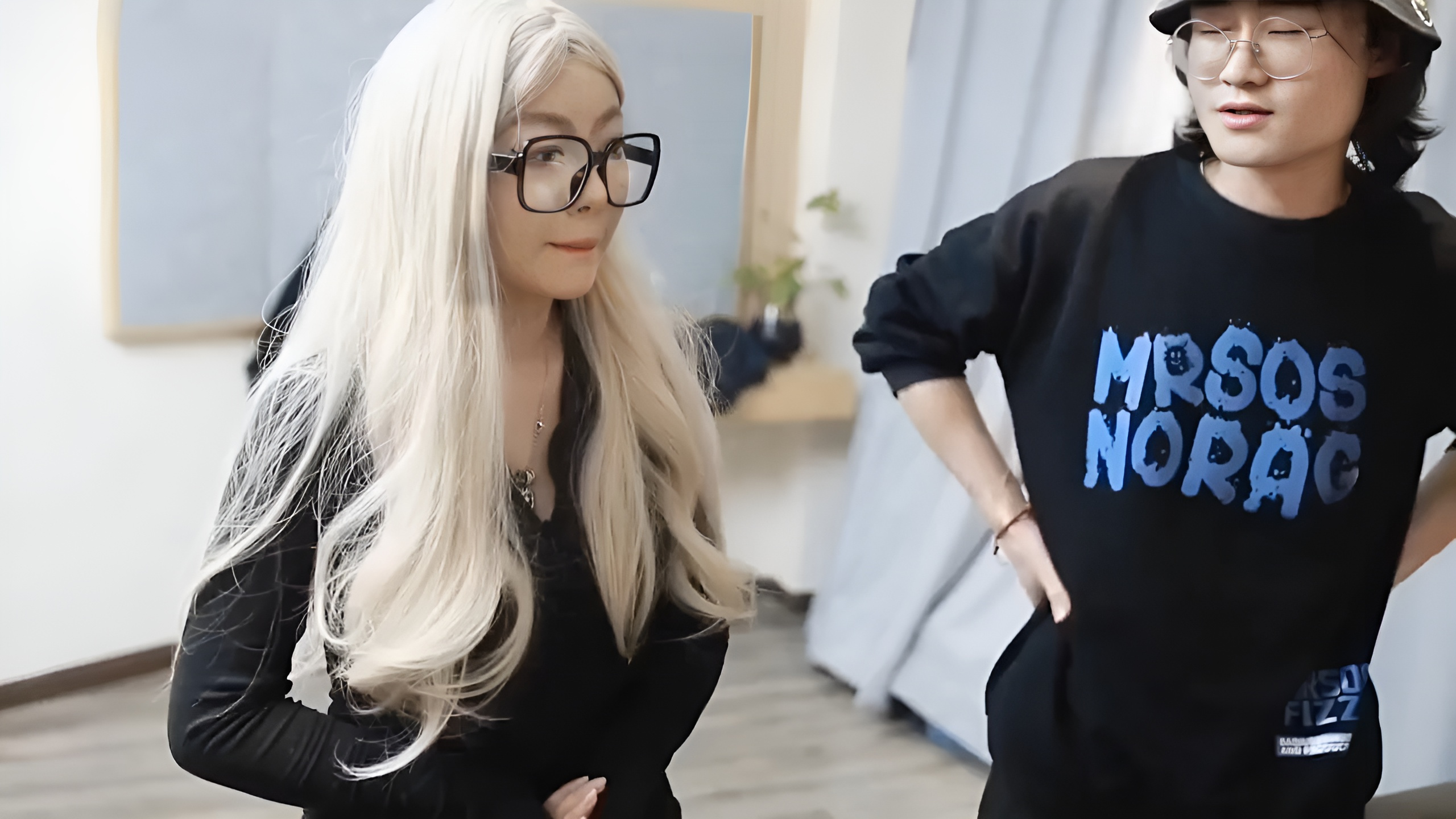 LLS-106 映画に出演する眼鏡をかけた女の子と初めてセックスする