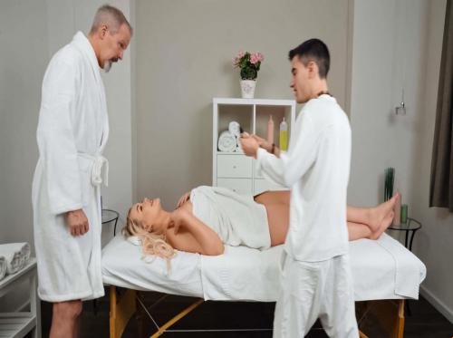 Massage for boss's slutty lady